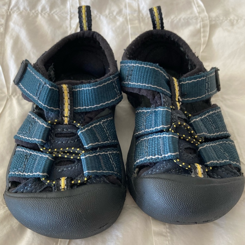 Toddler blue Keen Newport H2 sandals size 4, with covered toe and Vibram sole